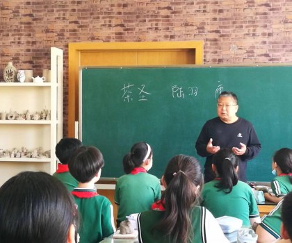 大學(xué)教授蒞臨石家莊市盛世長安小學(xué)開展陶藝教學(xué)研討交流活動