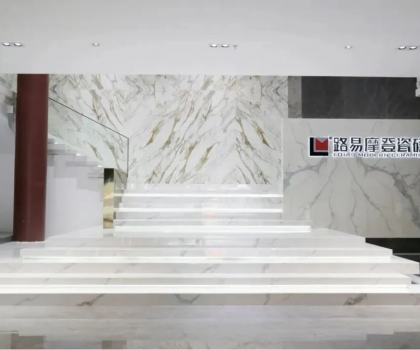 仿古賽道第一潮牌，路易摩登瓷磚憑什么在陶瓷行業(yè)內(nèi)卷中突圍？