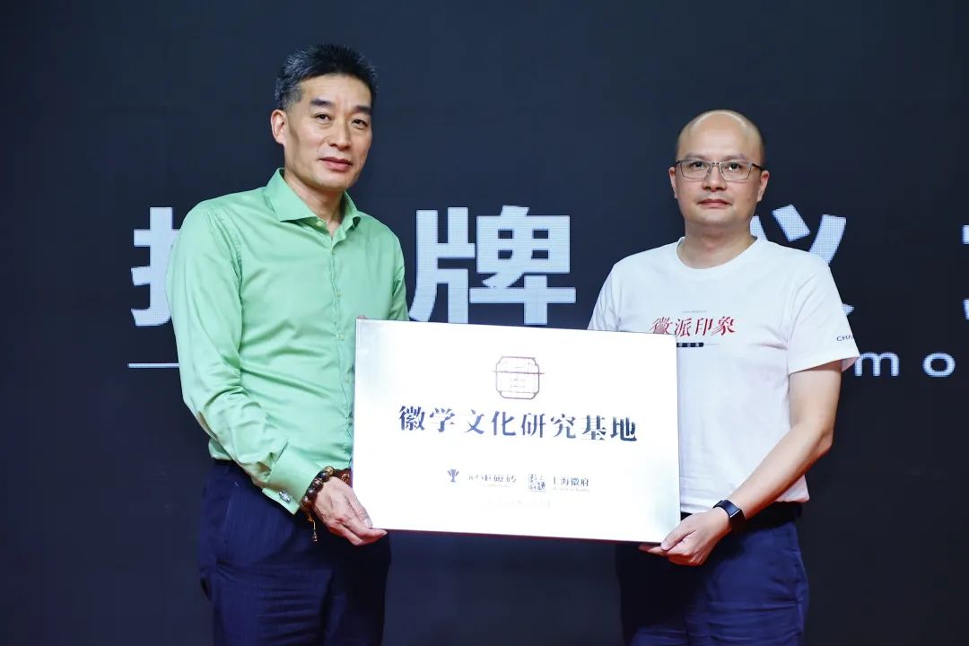 上?；崭麻L鄭宏祝（左）冠軍磁磚董事總經(jīng)理龍根（右）.jpg