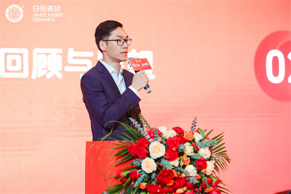4旭日集團(tuán)銷售運營中心副總經(jīng)理，馬賽克、OEM銷售中心總經(jīng)理丁雄翔.JPG