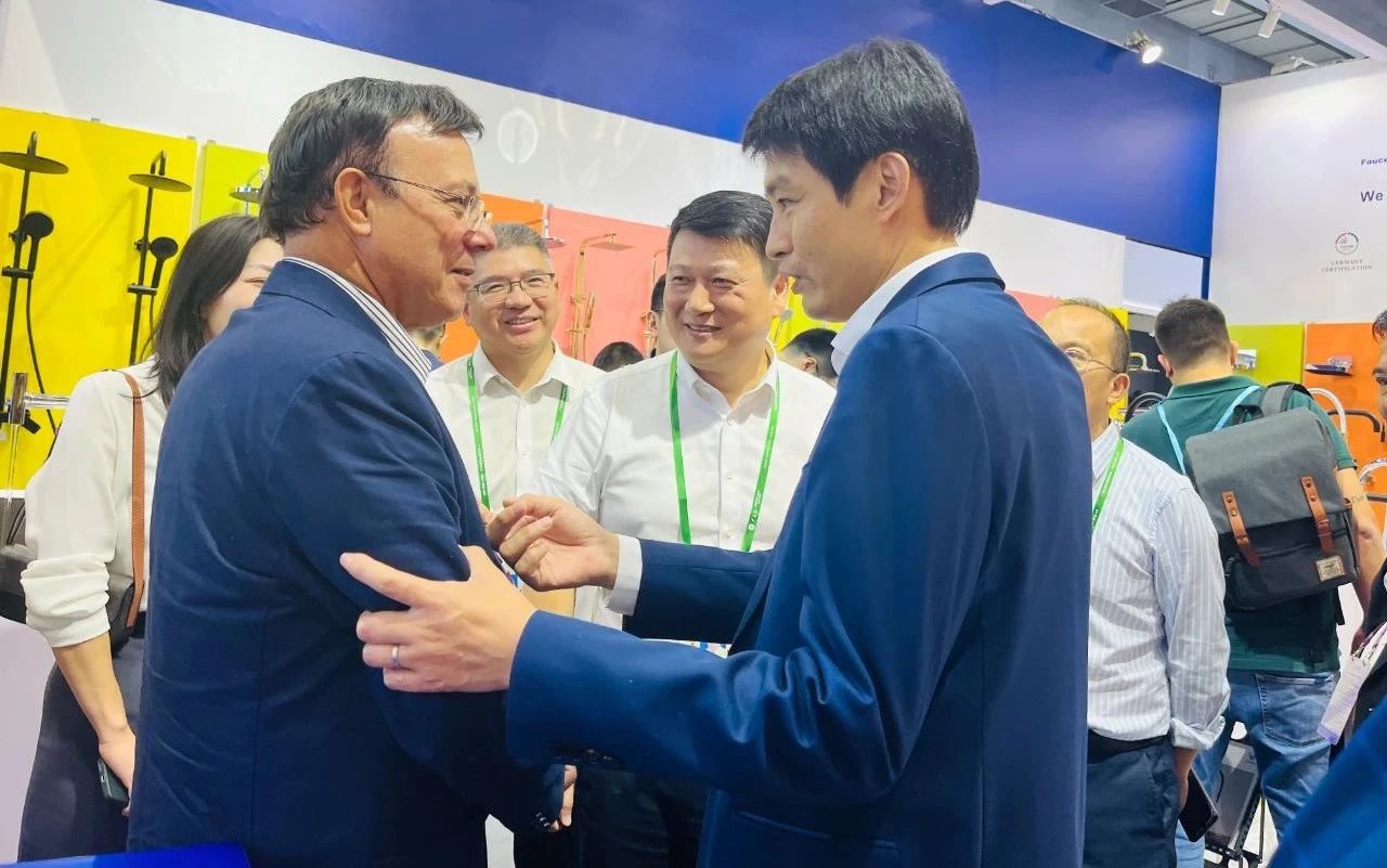 康意潔具閃耀2024年秋季廣交會，吸引了眾多國內(nèi)外客商的關(guān)注和贊譽5.jpg