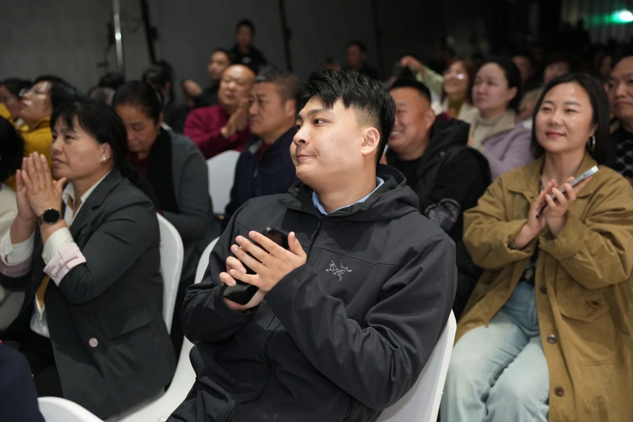 獅王瓷磚“云脈覺醒”發(fā)布會：共繪新藍圖 共贏2025！11.jpg